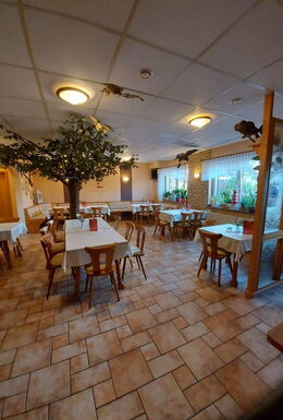 Innenaufnahme Gastraum Zum Burgblick mit Esstischen