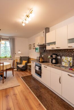 Innenaufnahme mit Küchenzeile und Esstisch