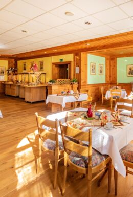 Innenaufnahme Frühstücksraum mit Esstischen