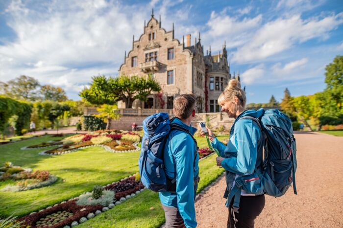 Pärchen mit Audioguide im Schlosspark Altenstein