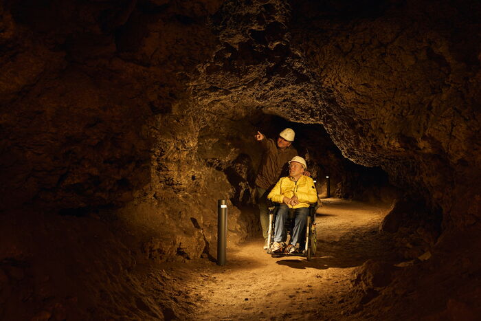 Barrierefreier Höhlengang in der Altensteiner Höhle mit Rollstuhlfahrer und Begleitperson