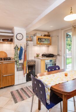 Innenaufnahme mit Küchenzeile und Esstisch