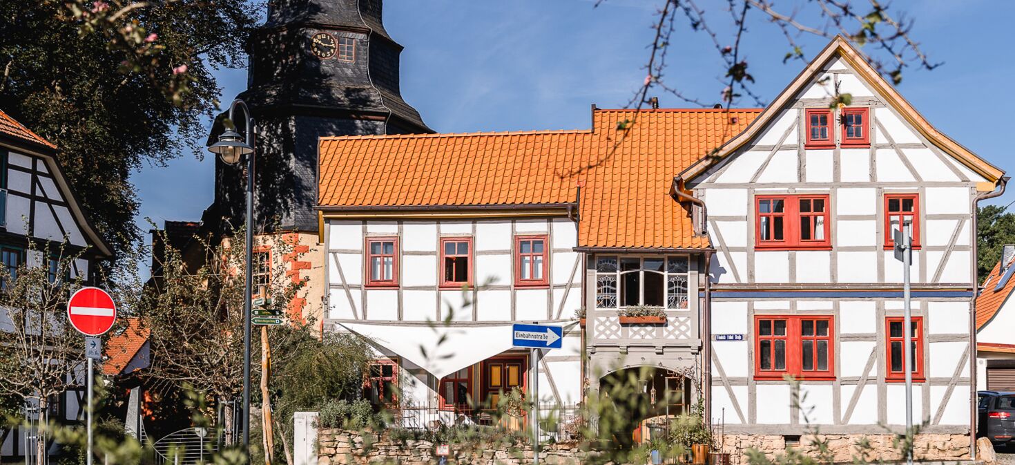 Außenaufnahme Fachwerkhaus Landhaus Fröbel in Schweina mit Laurentiuskirche