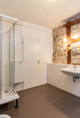 Innenaufnahme Zimmer mit Dusche, Waschbecken und Fachwerk