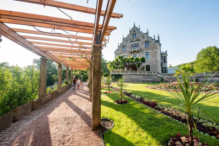 Schloss Altenstein mit Pergola und Teppichbeet Schloss Altenstein mit Pergola und bunt bepflanztem Teppichbeet