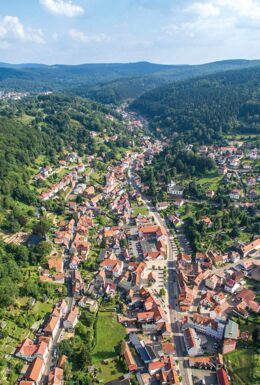Drohnenaufnahme Stadt Ruhla, umgeben von Wald und Natur