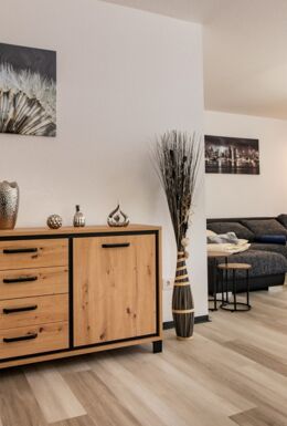 Innenaufnahme mit Sofa und Kommode