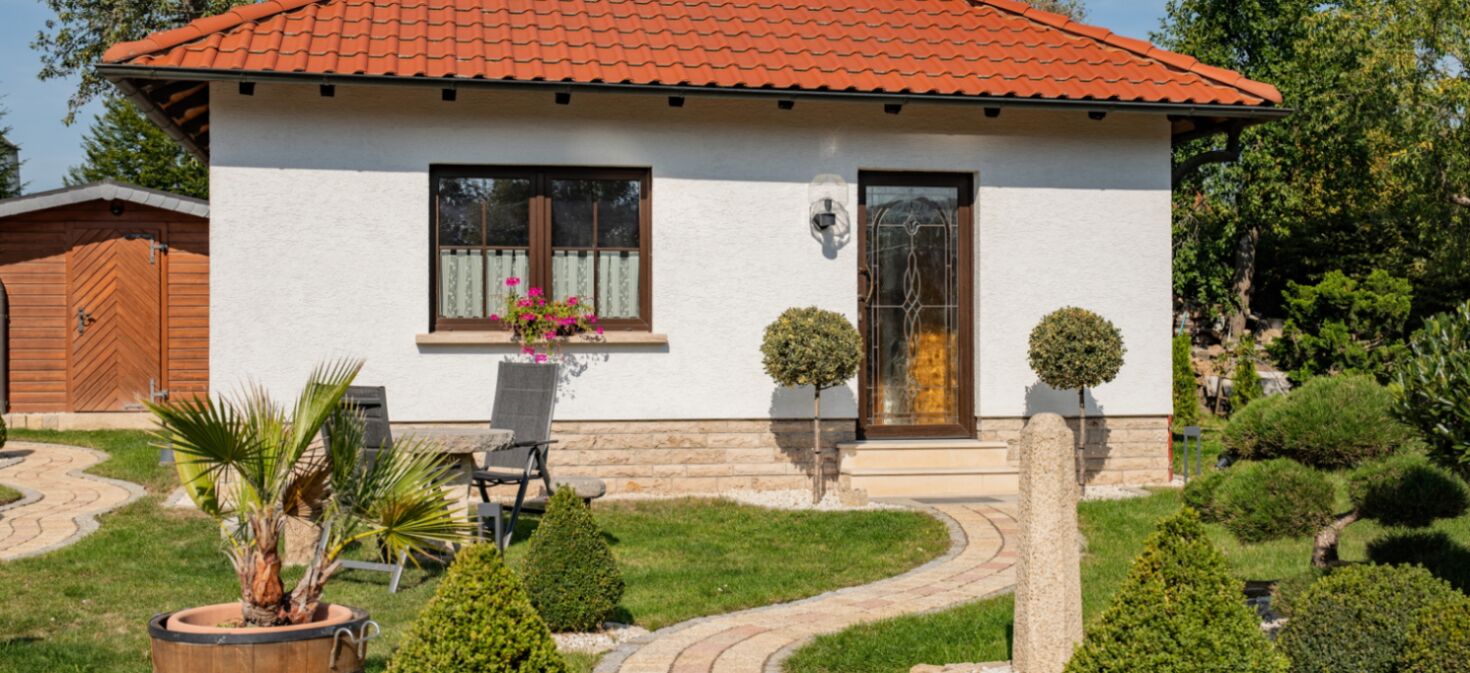 Außenaufnahme Ferienhaus Reum mit Vorgarten und Sitzmöglichkeit