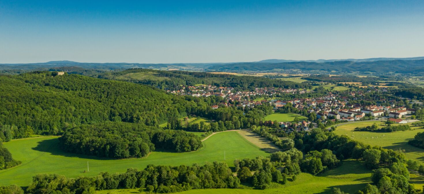 Landschaftsaufnahme mit Blick auf Bad Liebenstein und Burgruine Landschaftsaufnahme mit Blick auf Bad Liebenstein und Burgruine, umgeben von Wald und Natur