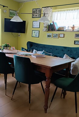 Innenaufnahme Finnhütte mit Essbereich