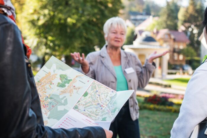 Stadtführung im Historischen Kurviertel Stadtführung im Historischen Kurviertel mit Gästen, Stadtplan und Gästeführerin