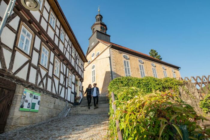Heimatstube und Barockkirche Wanderpaar an der Barockkirche Steinbach und dem Heimatstübchen