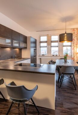 Innenaufnahme mit Küchenzeile und Esstisch