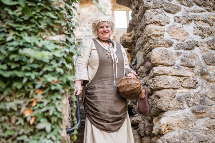 Magd Anna im Innenhof der Burg Liebenstein