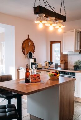 Innenaufnahme Wohn- und Essbereich mit Küchenzeile