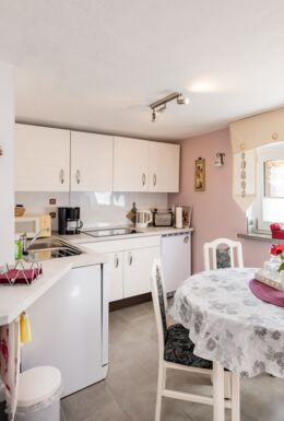 Innenaufnahme mit Küchenzeile und Esstisch