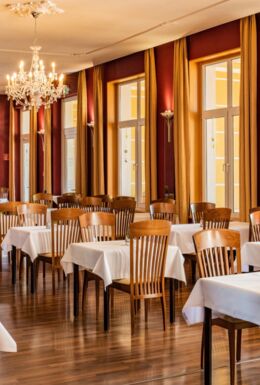 Innenaufnahme Speisesaal mit Esstischen