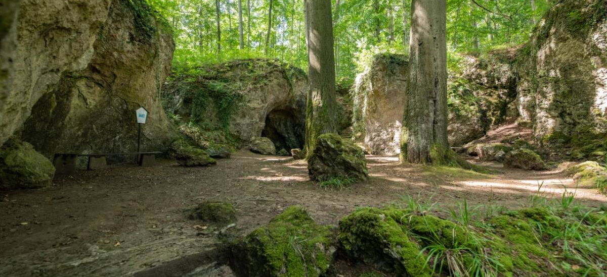 Landschaftsaufnahme mit Felsentheater
