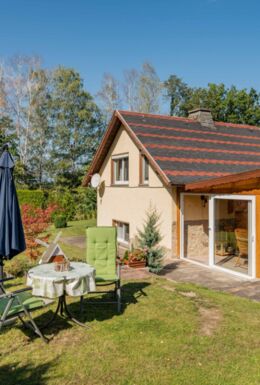 Außenaufnahme Ferienhaus Rabold mit Garten und Sitzmöglichkeit