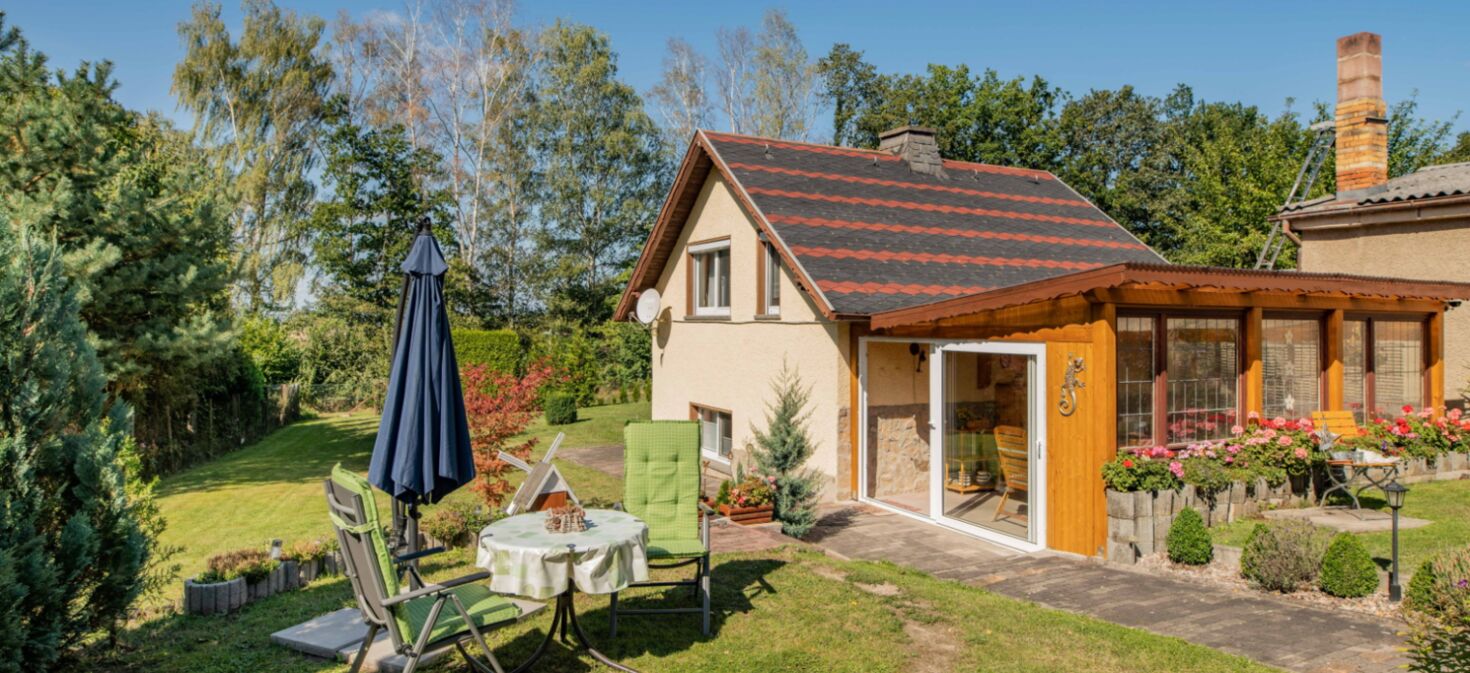 Außenaufnahme Ferienhaus Rabold mit Garten und Sitzmöglichkeit
