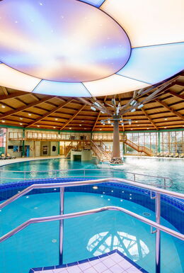 Blick auf die Wasserwelt im Badebereich in der Solewelt Bad Salzungen