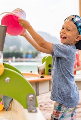 Sand- und Matschspielplatz im Freibad BioBad Glücksbrunn mit spielendem Kind