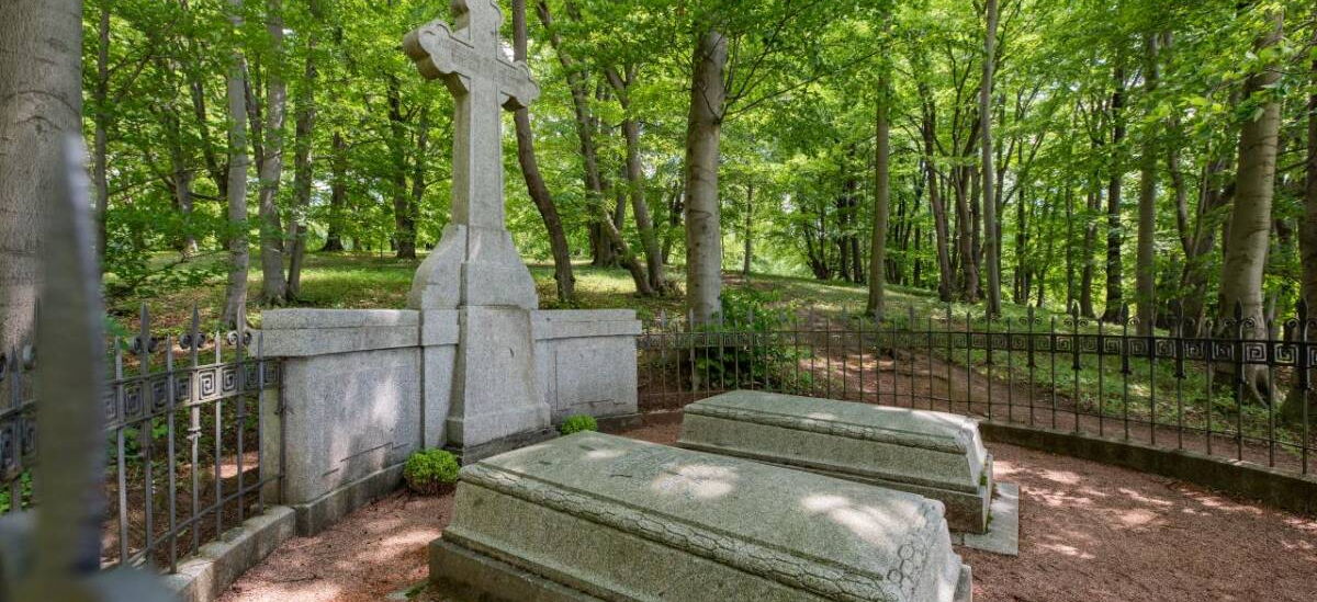 Herzogsgrab im Schlosspark Altenstein inmitten landschaftlicher Umgebung