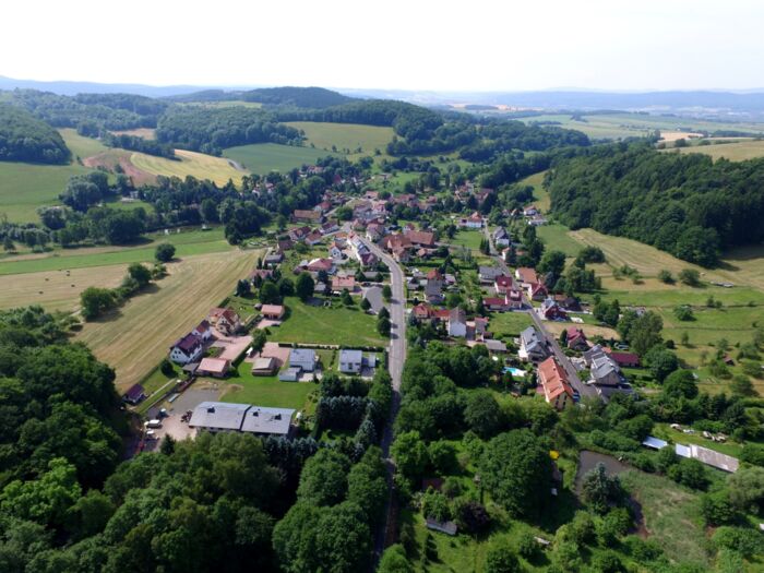 Luftaufnahme Ortsteil Bairoda Drohnenaufnahme Ortsteil Bairoda, umgeben von Wald und Natur