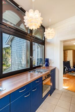 Innenaufnahme mit Küchenzeile und Ausblick auf Bad Liebenstein